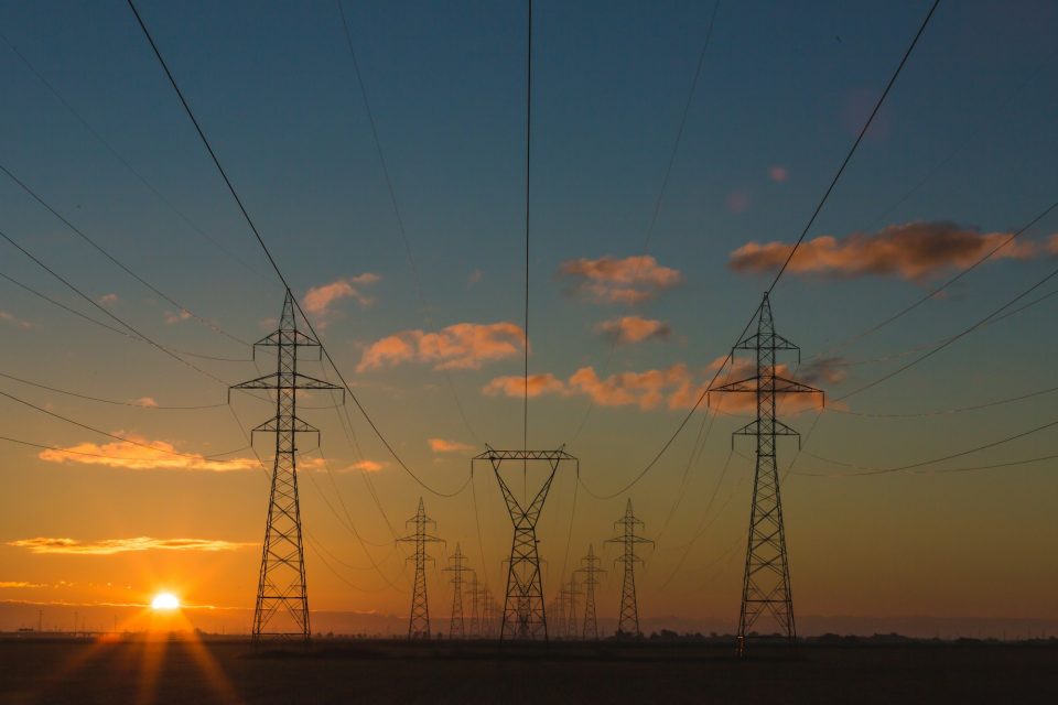 01_lineas_transmision_atardecer