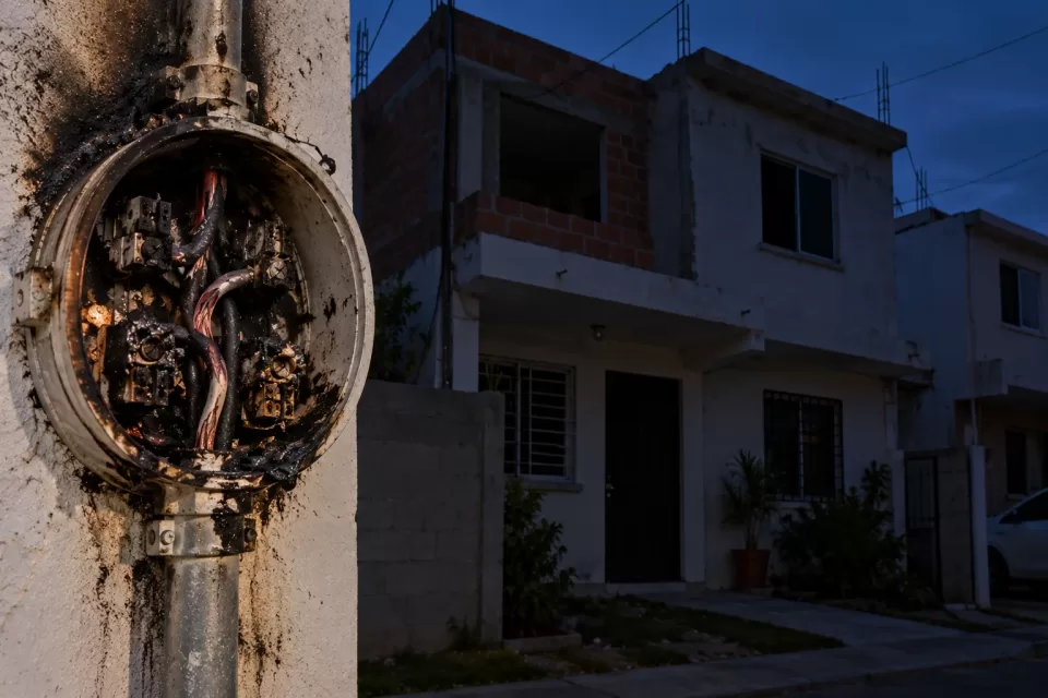 Base de medidor severamente quemada en el exterior de una vivienda que se quedó sin electricidad.